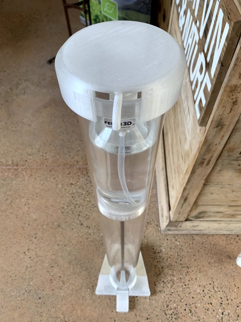 Borne de distribution de gel hydroalcoolique - la ferme 3d - avec le simple appui du pied sur la pédale une dose de gel de 2 ml est distribuée_1