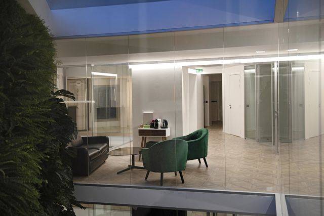 Cloison modulaire vitrée bord à bord pour bureaux & locaux professionnels_1