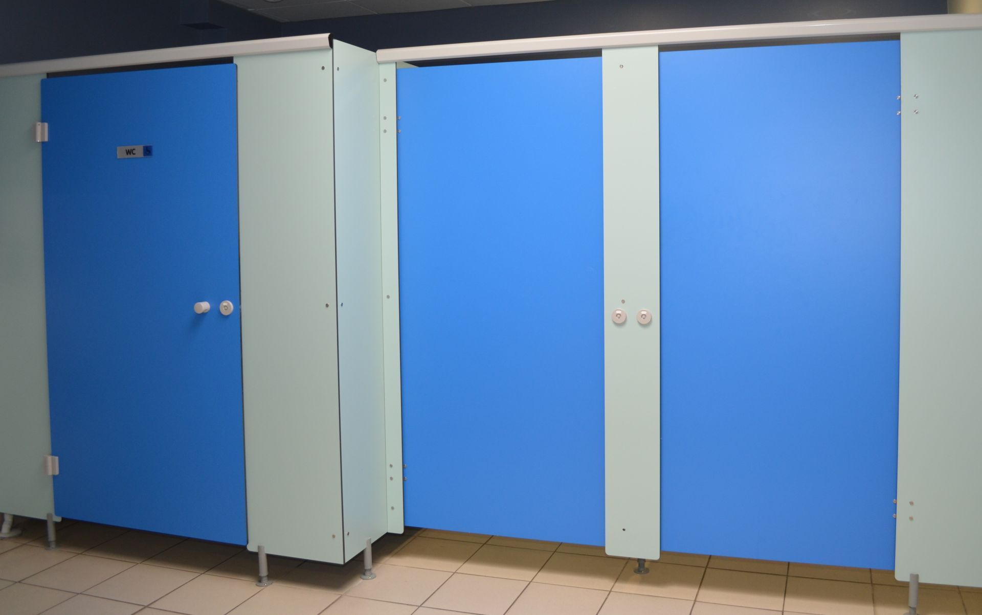 Cabine vestiaire résistante pour camping et écoles