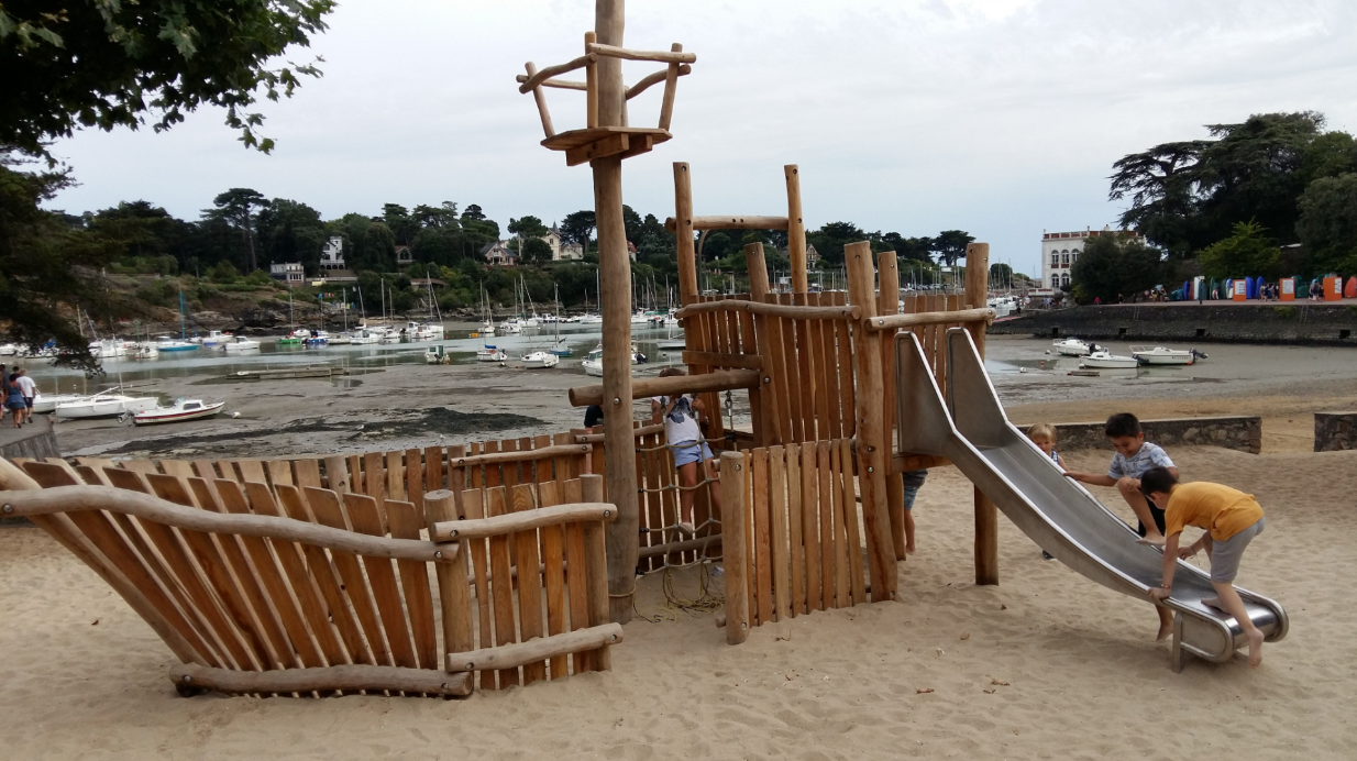 Structure de jeux en poteaux de robinier - Très durable et adaptée à l'extérieur - Conforme EN 1176_2