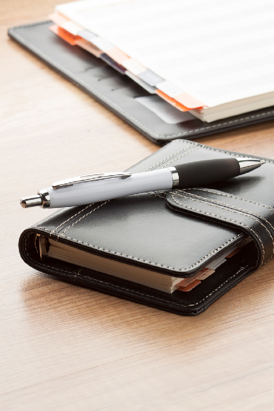 Stylo à bille en plastique - corps blanc, grip coloré, parties chromées brillantes - encre bleue_1