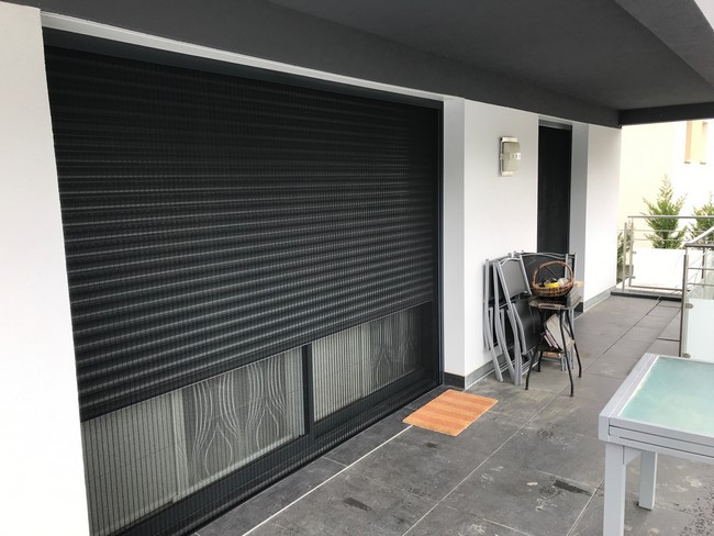 Système manuel de moustiquaire plissée avec fermeture magnétique