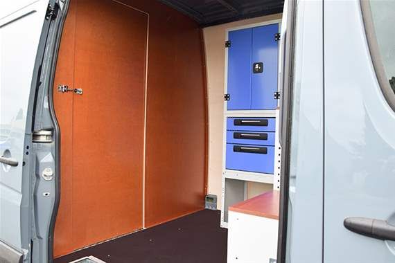 Fourgon utilitaire aménagé pour interventions réseaux et fibres - installation fibre optique et maintenance_1