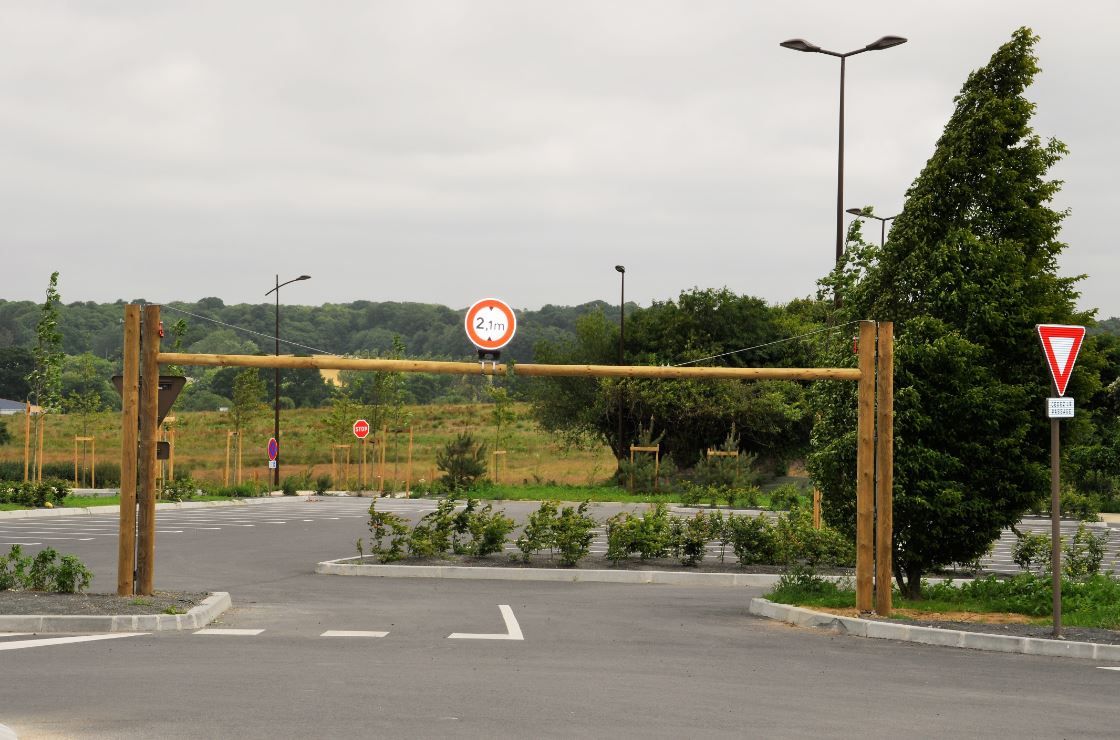 Portique de gabarit double battant, conçu pour limiter l'accès aux parkings et aires de repos - Hauteur de passage jusqu'à 2,25 m_1