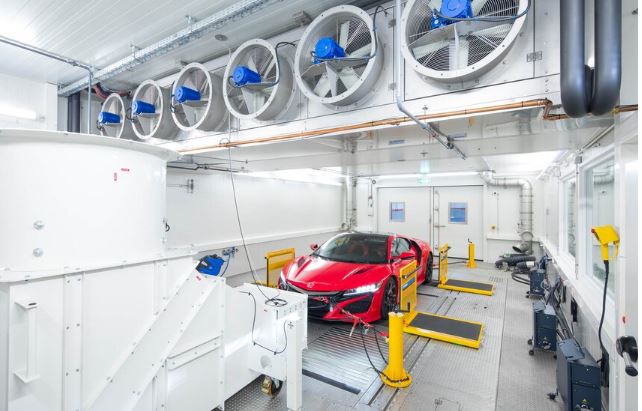 Chambre d'essai à rouleaux avec régulation de climat pour véhicule complet_1