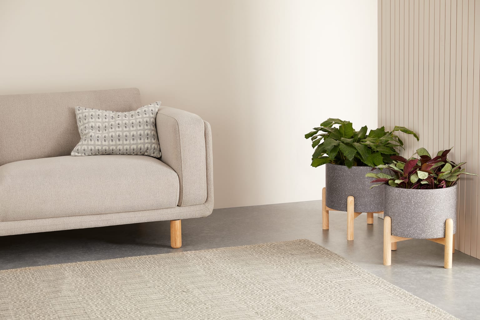 Hakuun - Lot de 2 larges jardinières en terrazzo avec pieds en hévéa - Gris et bois naturel_1