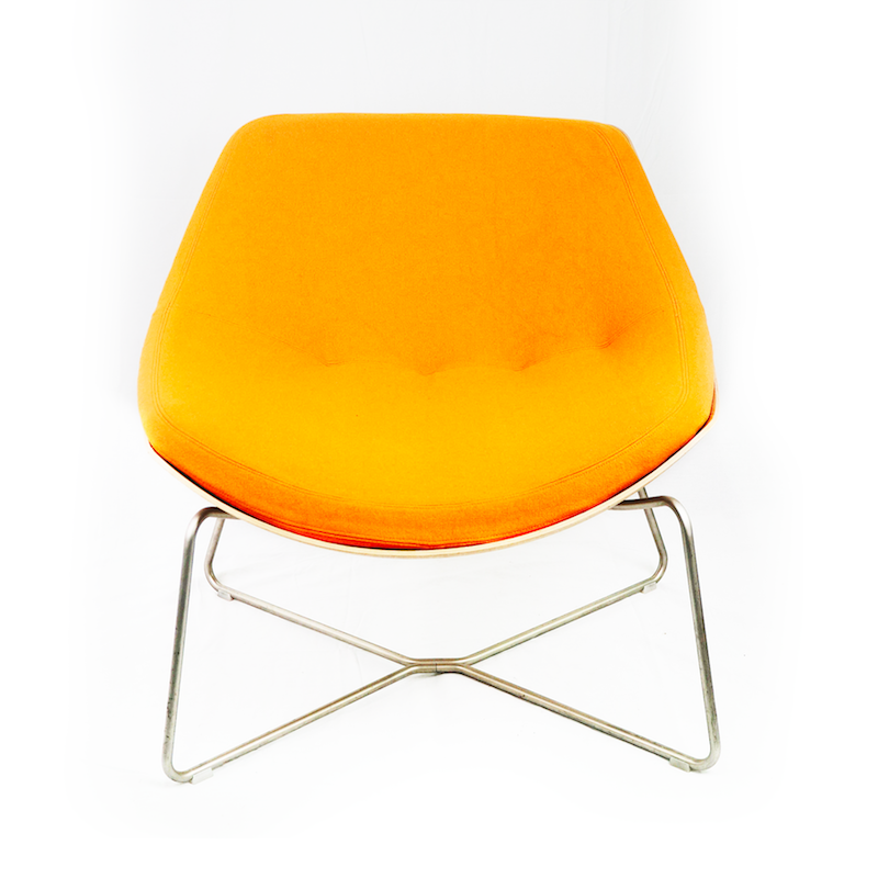 Chaise visiteur Lapalma AUKI d'occasion - lounge en mousse de polyuréthane ignifugée avec pieds en métal en base de croix - design et robuste_1