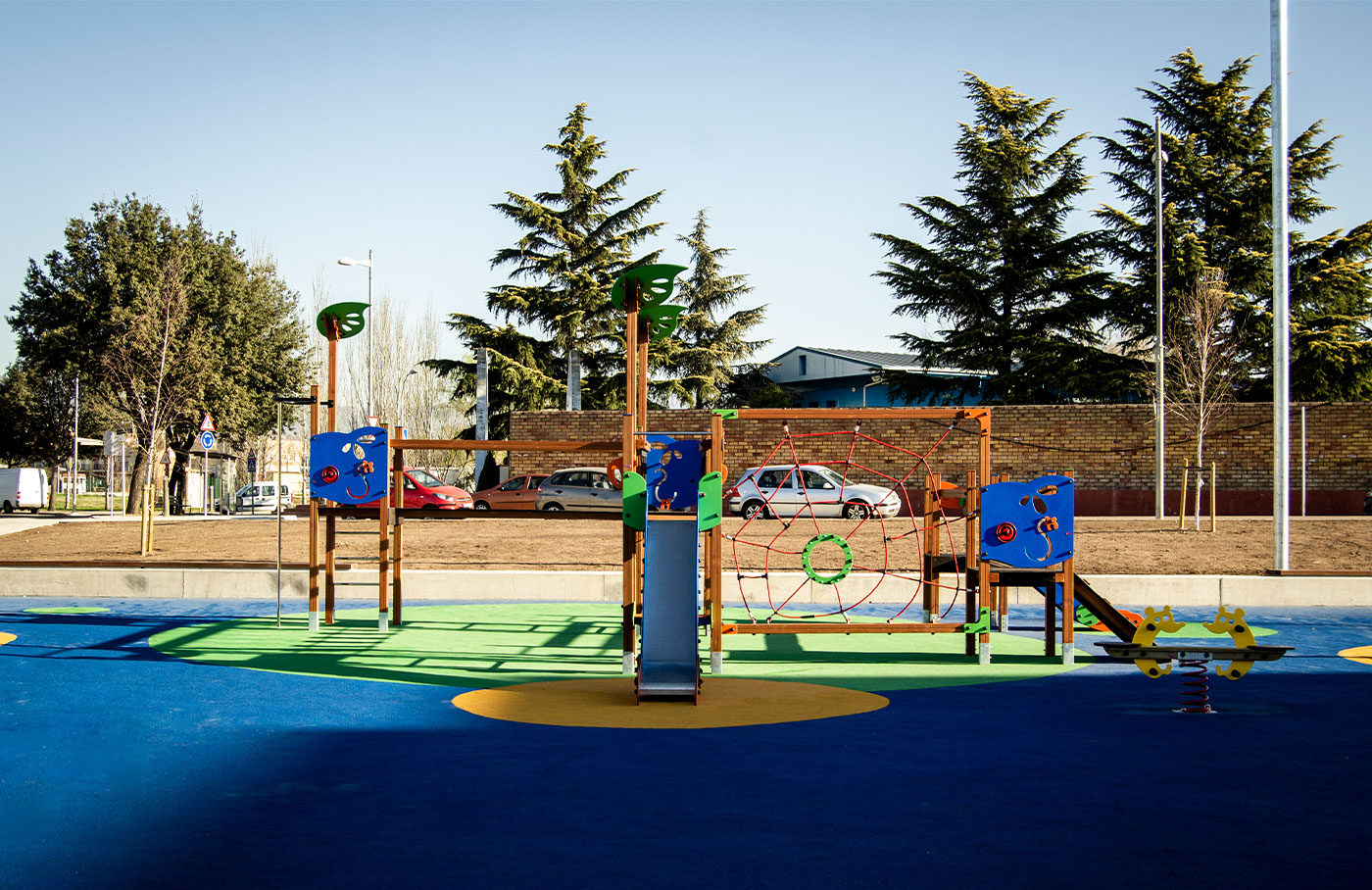 Structure de jeu en bois laminé KLASIK - Définitions stimulantes, panneaux ECOPLAY et filets anti-vandalisme_1