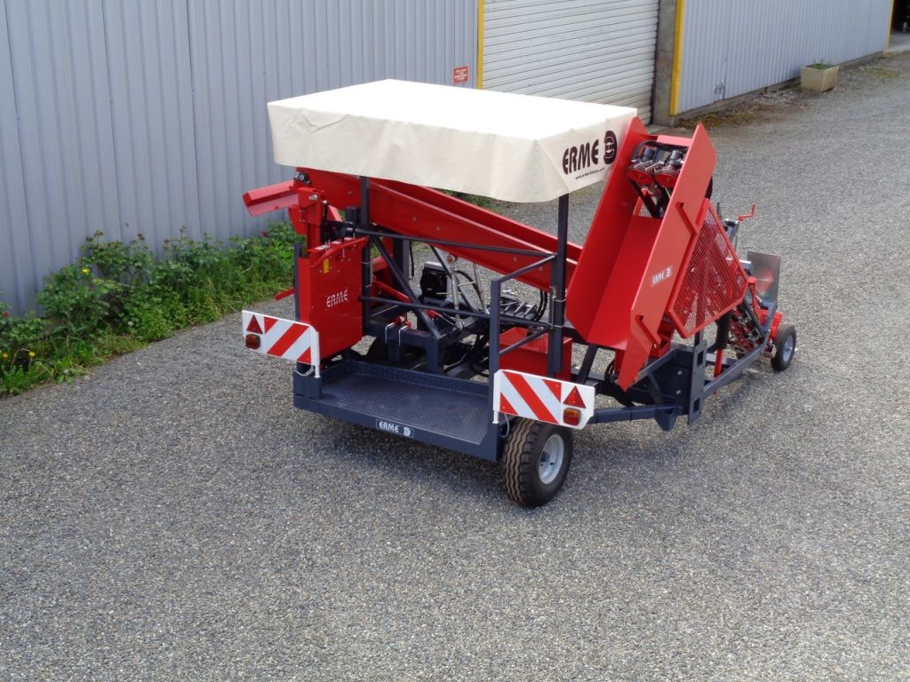 Re1 récolteuse équeuteuse un rang - ERME - vitesse 4 à 6 km/h - capacité 1 ha en 8h - attelage 3 points_1