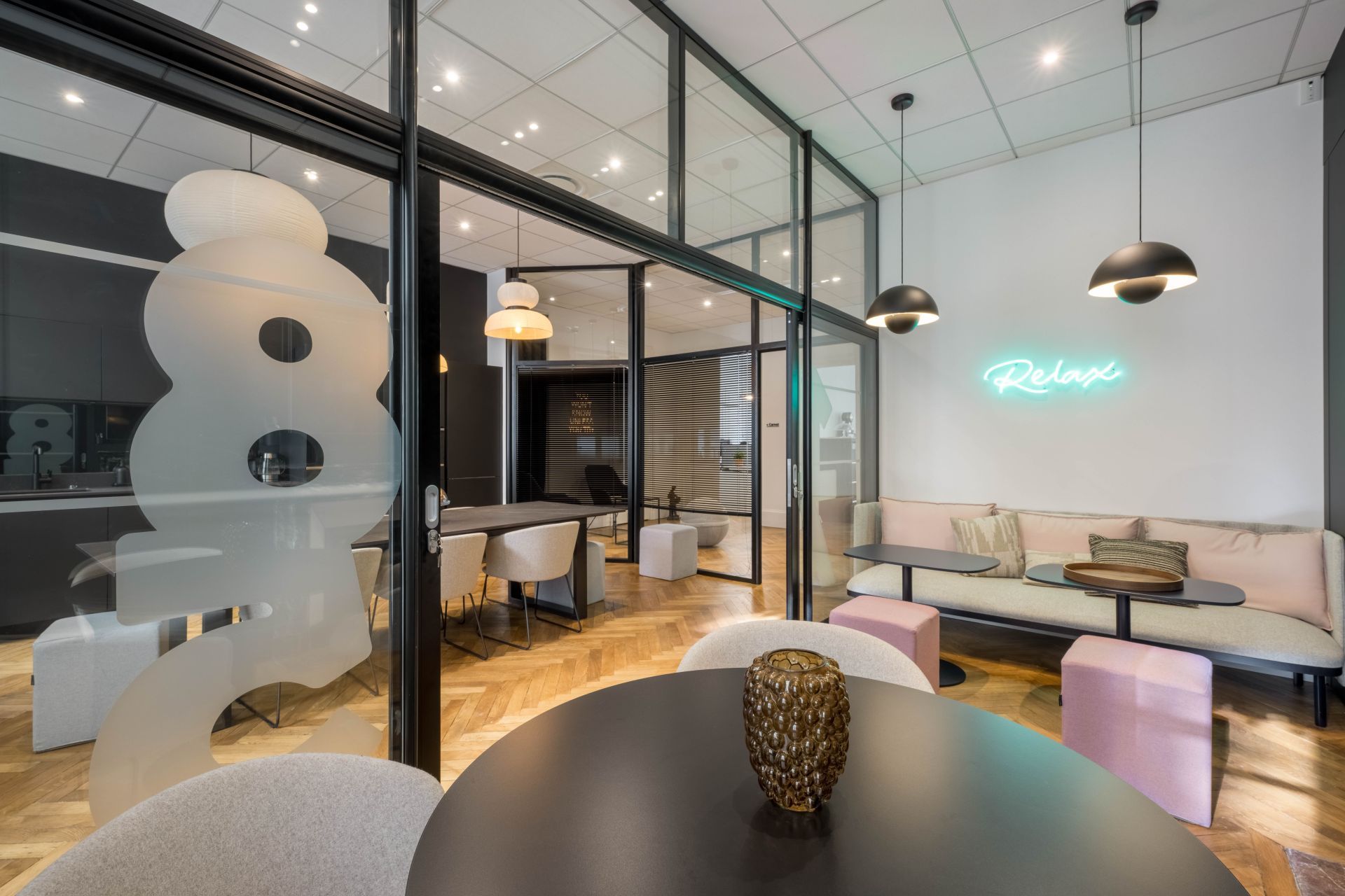 Aménagement de bureaux professionnels UP & DESK - Solutions modernes, ergonomiques et design à Lyon_2