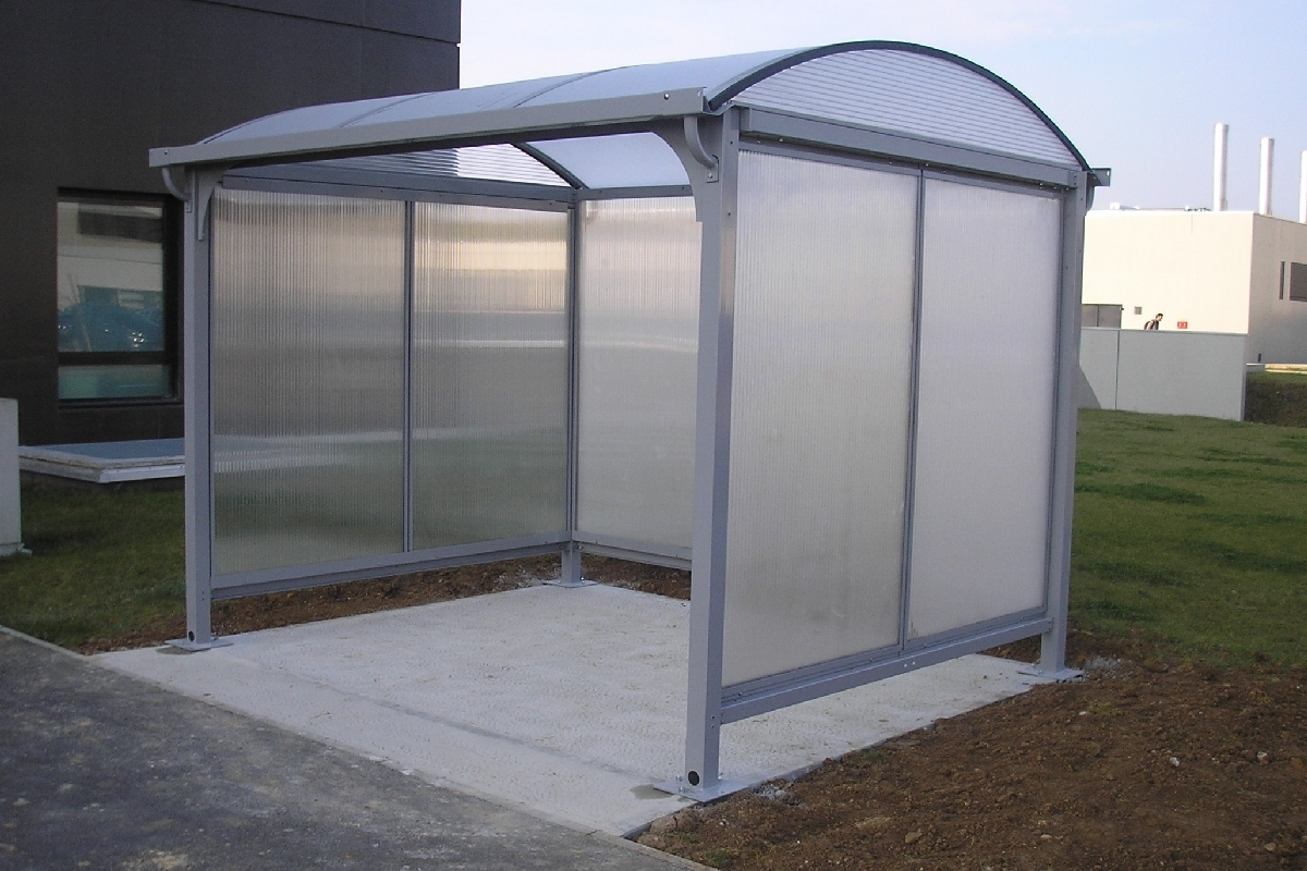 Abris fumeurs à toit arrondi - Série AT - Sur mesure avec bardage avant, banc, barre assis/debout ou cendrier en option_1