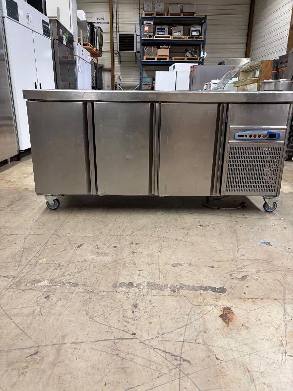 Table réfrigérée CORECO d'occasion - 3 portes pleines - Température (-2) à (+8) °C - Capacité 396L_1