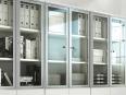 Armoire haute avec portes en verre et push open ELLIS H196 - Deskissimo_1