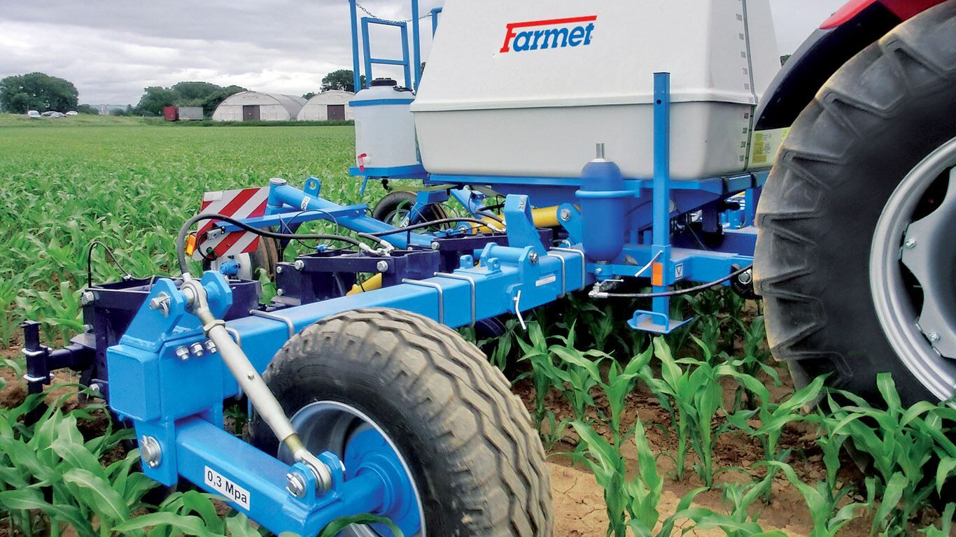 Kultis bineuse agricole avec amendement - Farmet a.S - profondeur de travail 2-10 cm, semi-portée, réservoir engrais liquide_1