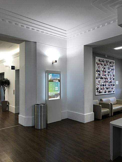 Borne interactive indoor - ViaDirect Lémurien - écran haute luminosité, options NFC et QR code_2