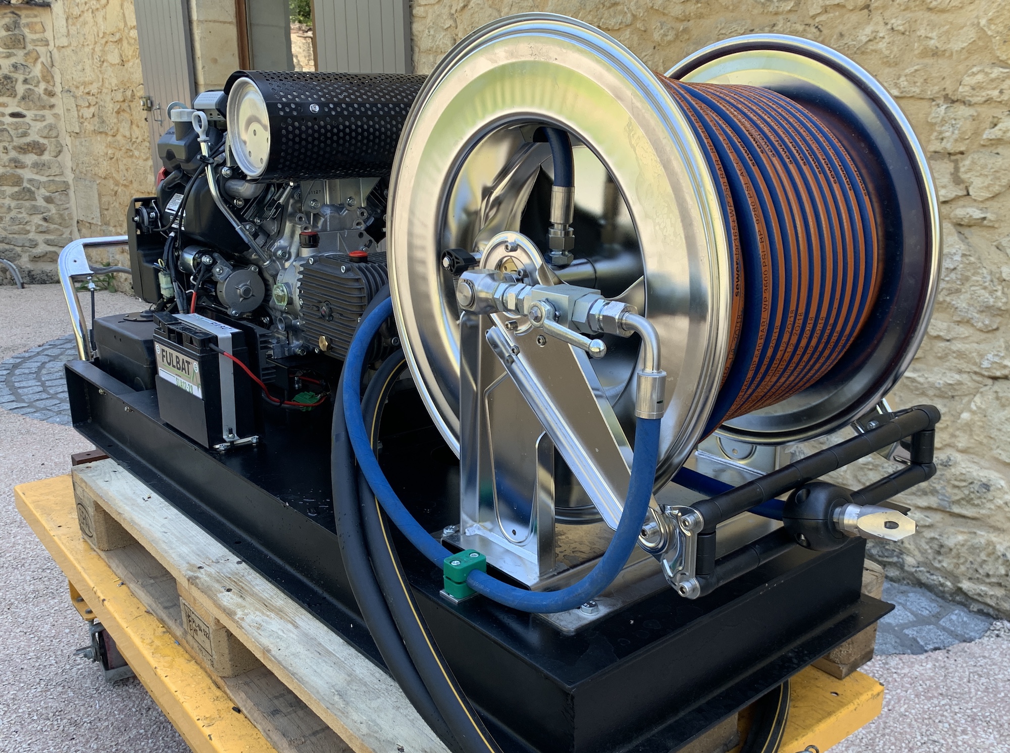 Nettoyeur haute pression pour voirie avec réservoir d'eau - dimensions 1200 mm x 1000 mm - enrouleur 60m - débit 53 L/min à 150 Bar_1