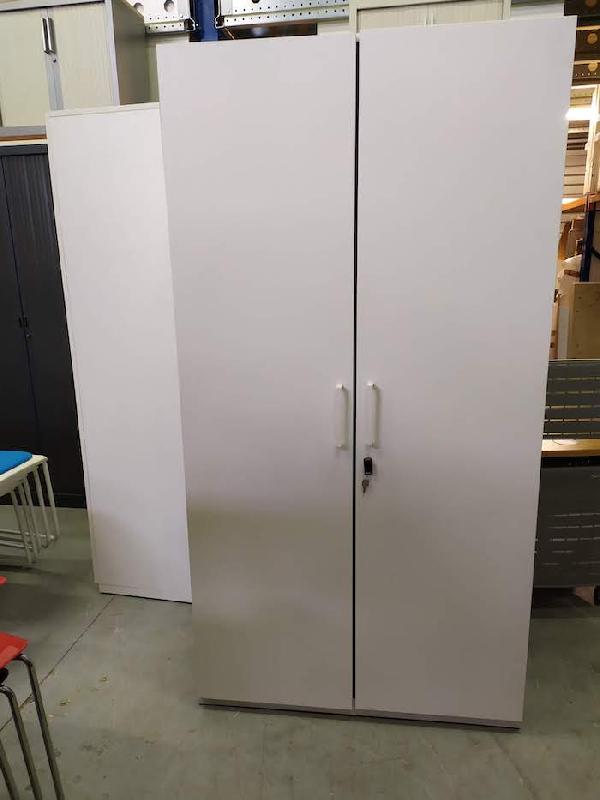 Armoire à portes battantes - penderie Steelcase d'occasion - bois, avec clé, dimensions 192cm x 80cm ou 192cm x 100cm, 4 tablettes amovibles_1
