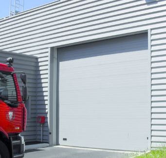 Porte de hangar industriel galvanisée et durable