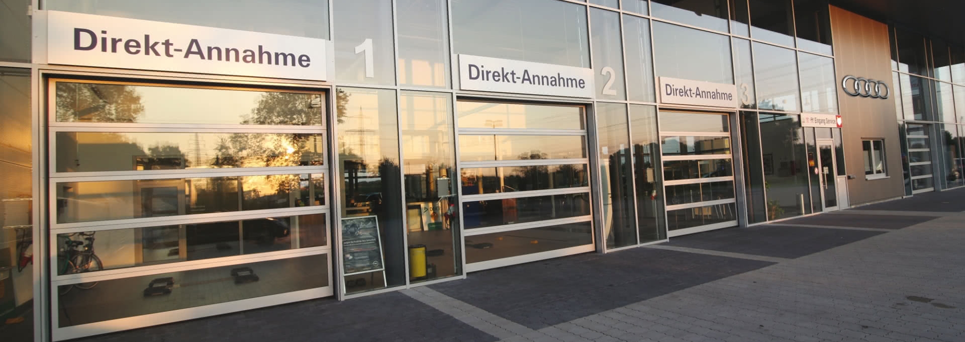 Porte sectionnelle industrielle vitrée - 40/60 mm - automatique - repliable en plafond - métal - hydrofuge - hermétique - isolation thermique - avec portillon_1