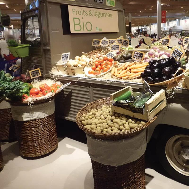 Présentoir osier brut rond sur roulettes -_1