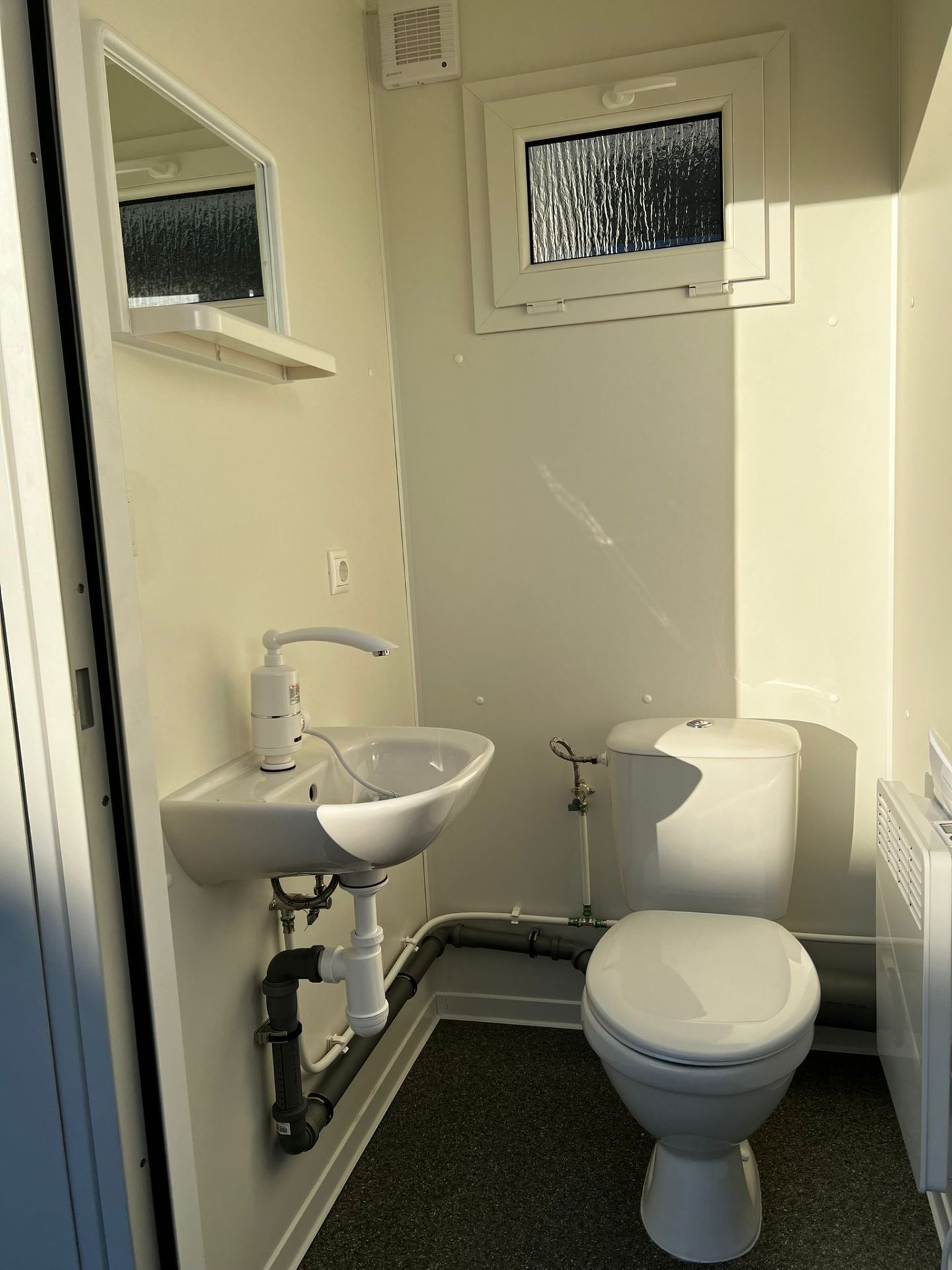 Module sanitaire 8 pieds - 2 WC, lavabos et équipements électriques_1