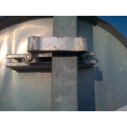 Bride inversée pour installation de plaques de rue sur supports