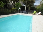Piscine avec coque en polyester et projecteur LED blanc