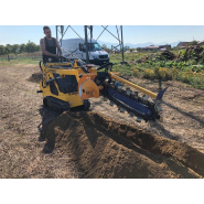 Engin pour curage, manutention et pose de clôtures