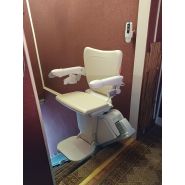 Fauteuil monte-escalier Handicare 1100 avec repose-pied automatique