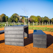 Table publique en matériau recyclé avec deux banquettes à fixation au sol - milan_1