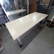 Table bureau d'occasion 140 x 60 cm - pieds métal alu - 2 roulettes, 2 fixes - plateau mélaminé gris - couleur bois chêne_1