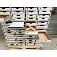 Meuble d'occasion de laboratoire - 32 tiroirs sur pieds en métal - Référence P21091175_1