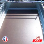 Remorque bagagère robuste avec caisse basculante et plancher bois antidérapant