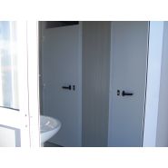 Bungalow sanitaire de chantier avec WC à l'anglaise, un urinoir, une douche et un lave main - SDU_1