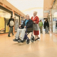 Fauteuil roulant manuel Invacare Alu Lite - aluminium pliant, compact et facile à transporter_1