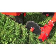 Machine agricole avec disques semeurs et dents de décompactage