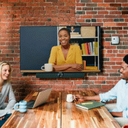 Appareil de visioconférence Owl Bar  Barre de visioconférence 4K avec focalisation sur l'intervenan_1