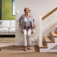 Monte-escalier MonoRoyal® pour escaliers tournants étroits - siège et marche-pieds rabattables_1