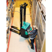 Location courte durée - Gerbeur électrique Mitsubishi 1200 kg Axia ES SBP12N2(i) avec levée initiale, hauteur de levage de 1500 à 4700 mm_1