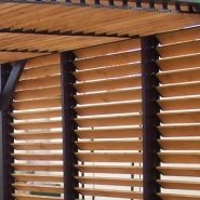 2002 - pergola en bois avec ventelles amovibles sur toiture + 1 côté 348x310x232cm veneto