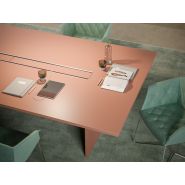 Table de réunion rectangulaire laquée FIRST - passage de câbles avec trappes top access en aluminium oxydé_1