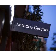 Enseigne drapeau aluminium - Fabrication personnalisée à Paris - Simple ou double face, éclairage LED ou néon_1