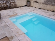Piscine polyester Wallis avec banquette de détente intégrée
