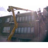 Élévateur télescopique sur remorque avec bras articulé