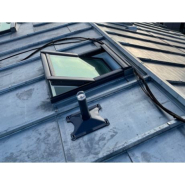 Potelet d'ancrage absorbeur sur zinc volige - dispositif de protection contre les chutes de hauteur conforme EN 795 classe A_1