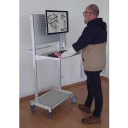 Desserte informatique - hauteur 1650 mm - avec montants perforés, tablette basse, support clavier et écran, rampe électrique, roulettes avec freins_1