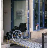 Rampe d'accès aluminium pliante - largeur 80 cm ou 90 cm, longueur 200 cm, avec bordure chasse-roue - charge 350 kg_1