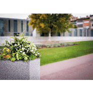 Jardinière grise en béton préfabriqué au design rugueux