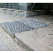 Rampe d'accès escamotable, frontale pour pmr avec tapis intégré,  hauteur de franchissement de 9 à 18 cm - urb accède 900_1