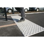 Bande podotactile extérieure autocollante ou à coller - LABRADOR MTA - dimensions 60 x 40 cm, 82 x 40 cm, 82 x 60 cm_1